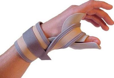 Fix the thumb of the hand because of the injury