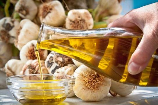 Vegetable oil with garlic for back pain
